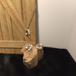 Jewelry set pearl necklace and earrings